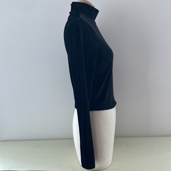Vera Moda high neck crop top in black ribbed stretchy velvet material. Size S 🖤 - Picture 4 of 12